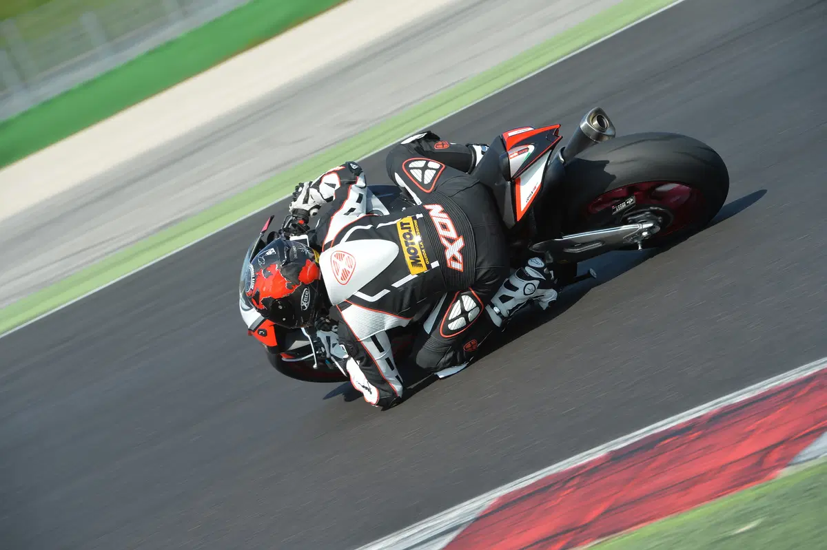 Aprilia RSV4RF (8)