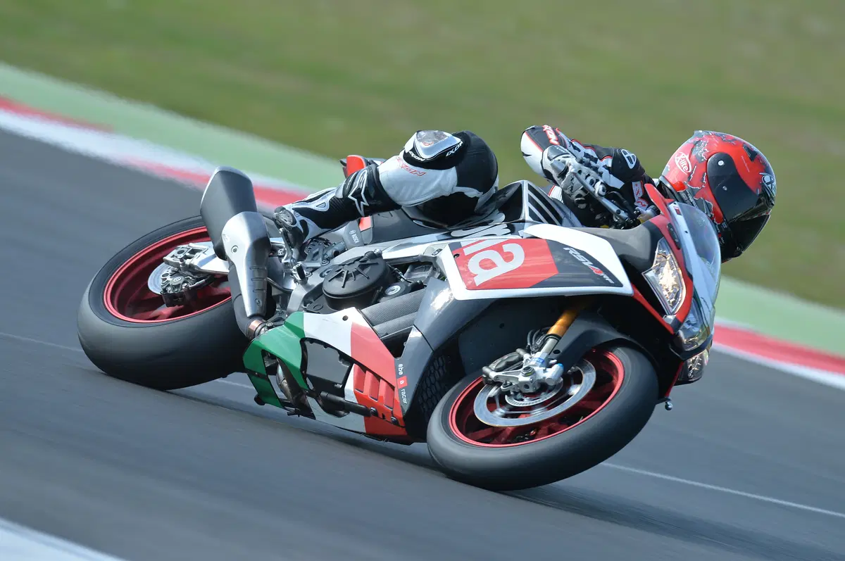 Aprilia RSV4RF (9)