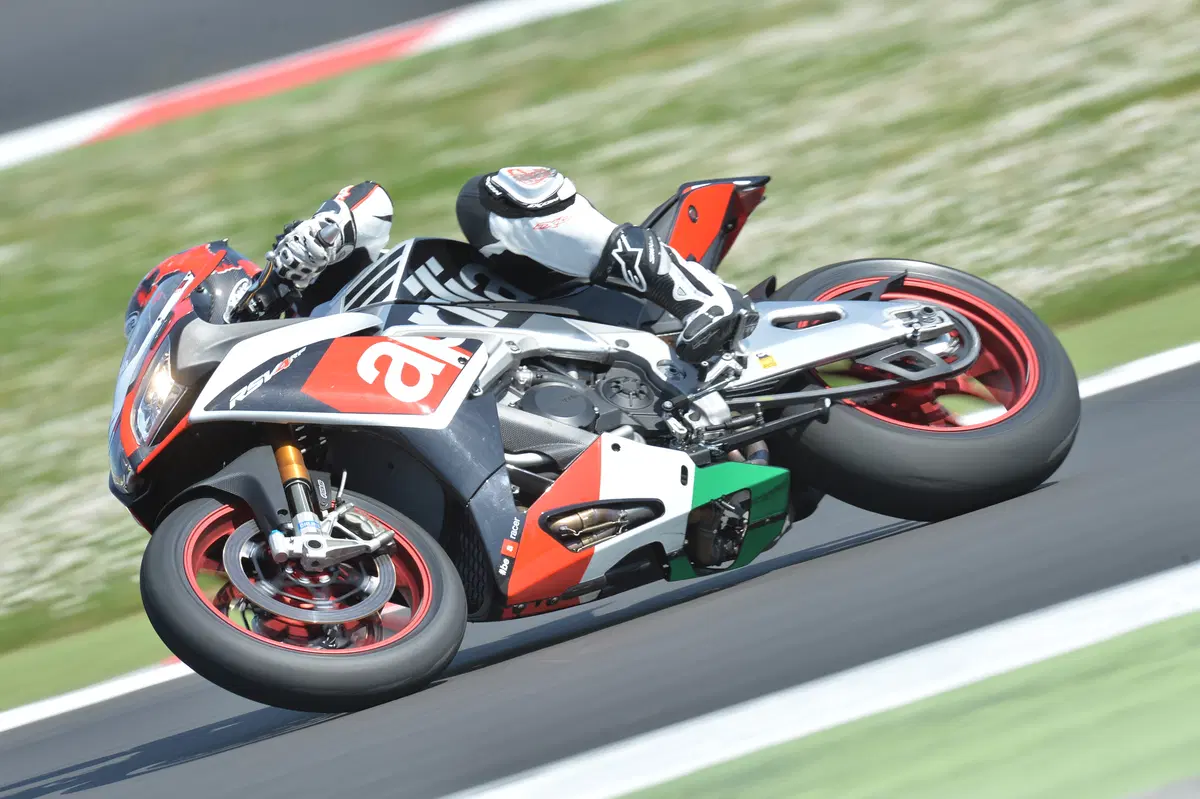 Aprilia RSV4RF (10)