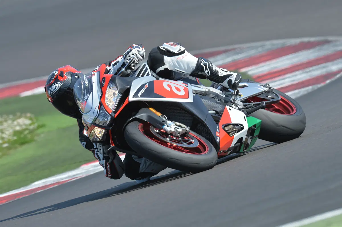 Aprilia RSV4RF (11)