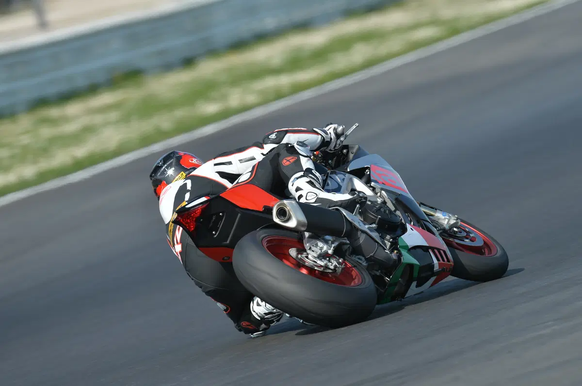 Aprilia RSV4RF (12)