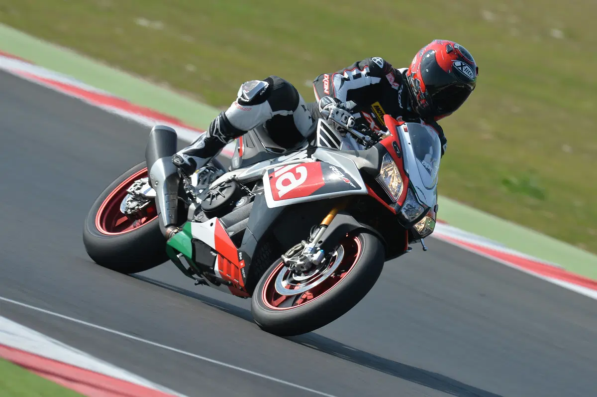 Aprilia RSV4RF (13)