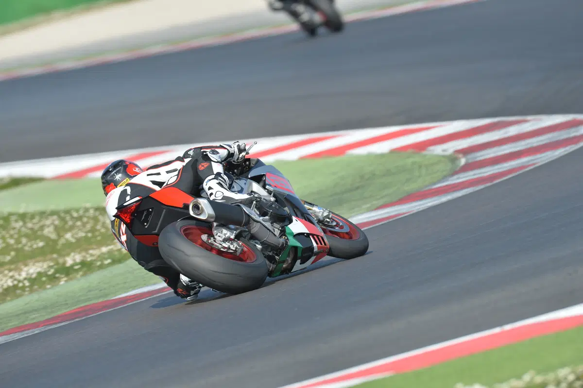 Aprilia RSV4RF (14)