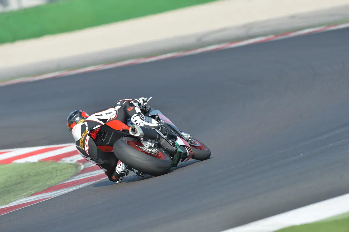 Aprilia RSV4RF (18)