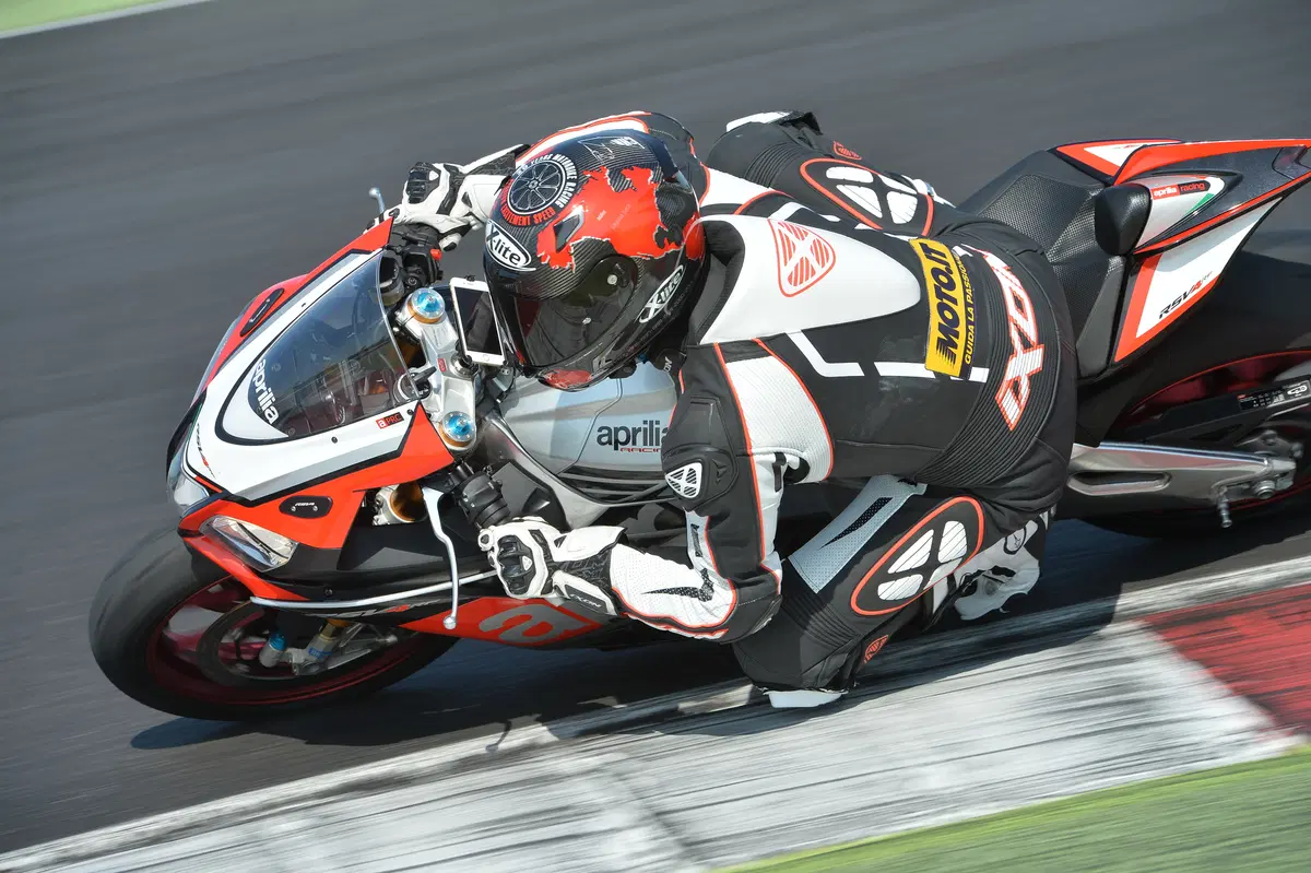 Aprilia RSV4RF (25)