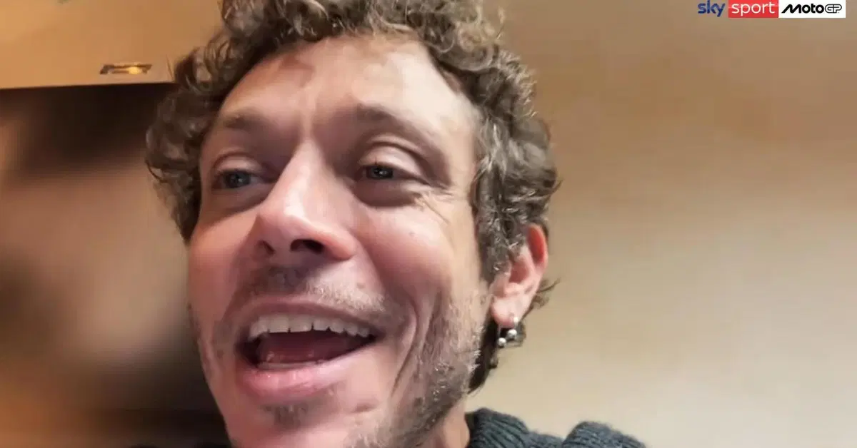 Dopo la vittoria a Indianapolis (e dopo un po' di silenzio) parla Valentino Rossi: "Il nostro Pecco &egrave; in difficolt&agrave;, lo aiutiamo al 100%"