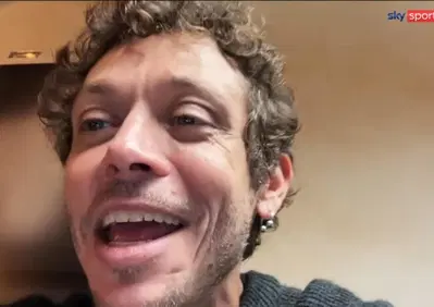 Dopo la vittoria a Indianapolis (e dopo un po' di silenzio) parla Valentino Rossi: Il nostro Pecco è in difficoltà, lo aiutiamo al 100%