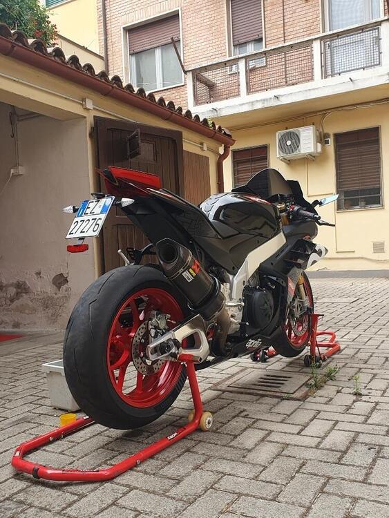 Aprilia RSV4 1100 Factory (2021 - 24) (2)