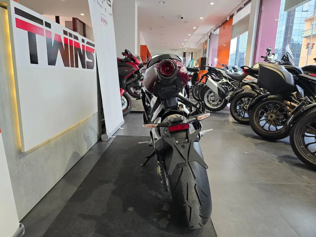 MV Agusta Superveloce 800 S Ottantesimo (2025 - 26) (7)