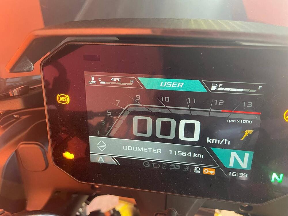 Aprilia Tuono V4 Factory (2021 - 24) (3)