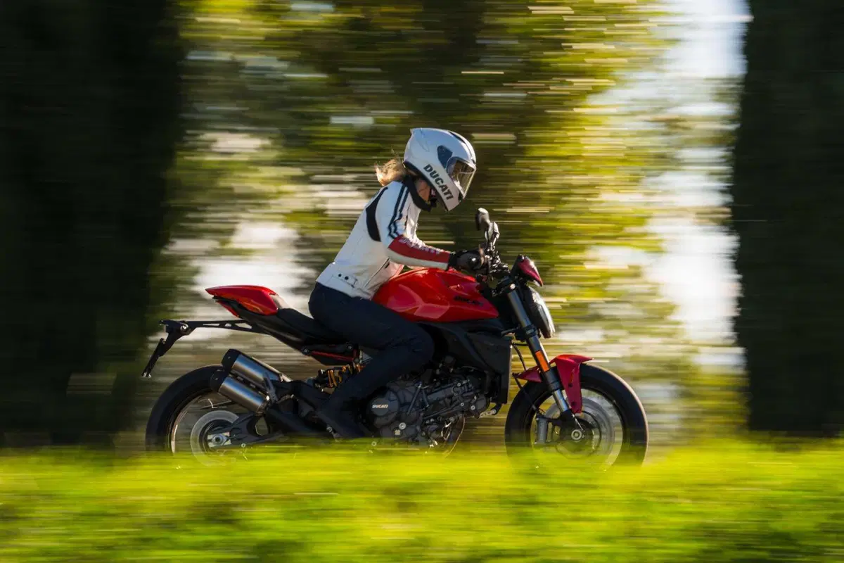 Ducati Monster 2026: rivoluzione per la naked di Borgo Panigale con motore V2. Ecco come cambia [GALLERY] (2)