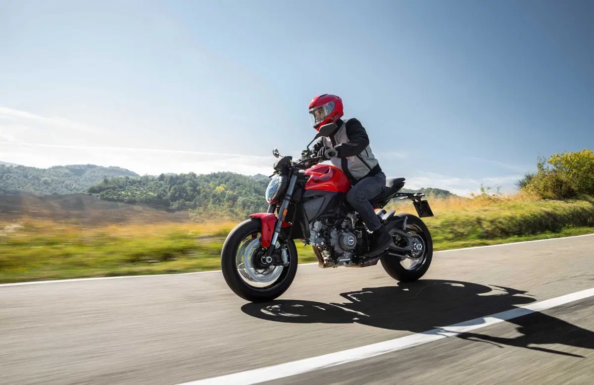 Ducati Monster 2026: rivoluzione per la naked di Borgo Panigale con motore V2. Ecco come cambia [GALLERY] (3)