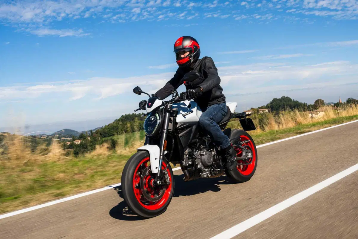 Ducati Monster 2026: rivoluzione per la naked di Borgo Panigale con motore V2. Ecco come cambia [GALLERY] (5)