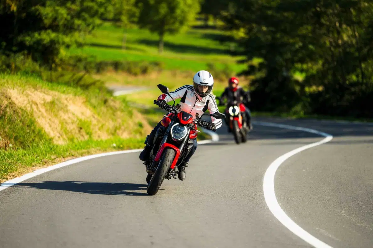Ducati Monster 2026: rivoluzione per la naked di Borgo Panigale con motore V2. Ecco come cambia [GALLERY] (7)