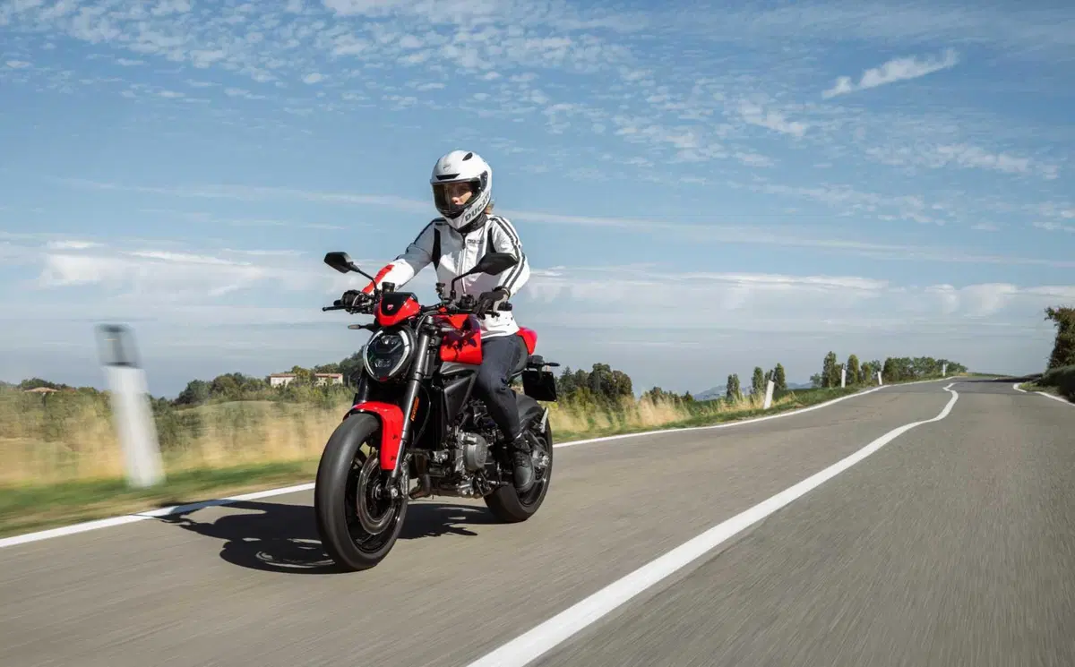 Ducati Monster 2026: rivoluzione per la naked di Borgo Panigale con motore V2. Ecco come cambia [GALLERY] (8)