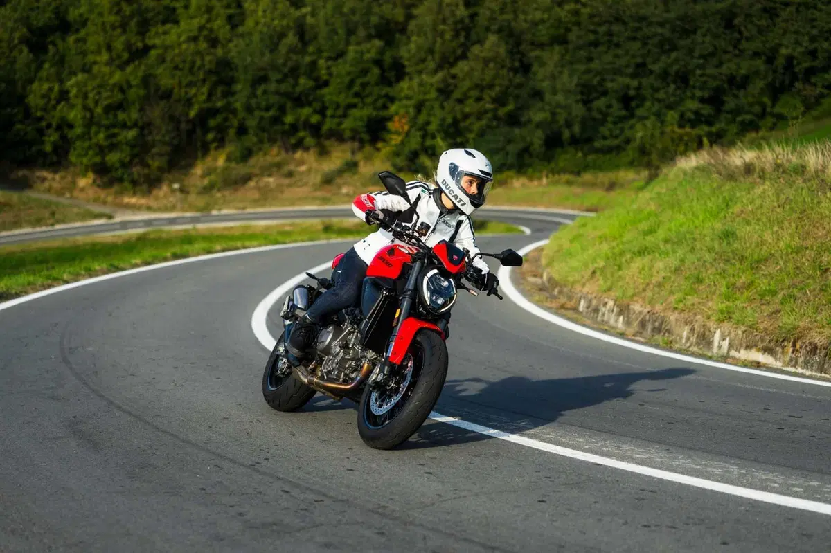 Ducati Monster 2026: rivoluzione per la naked di Borgo Panigale con motore V2. Ecco come cambia [GALLERY] (9)