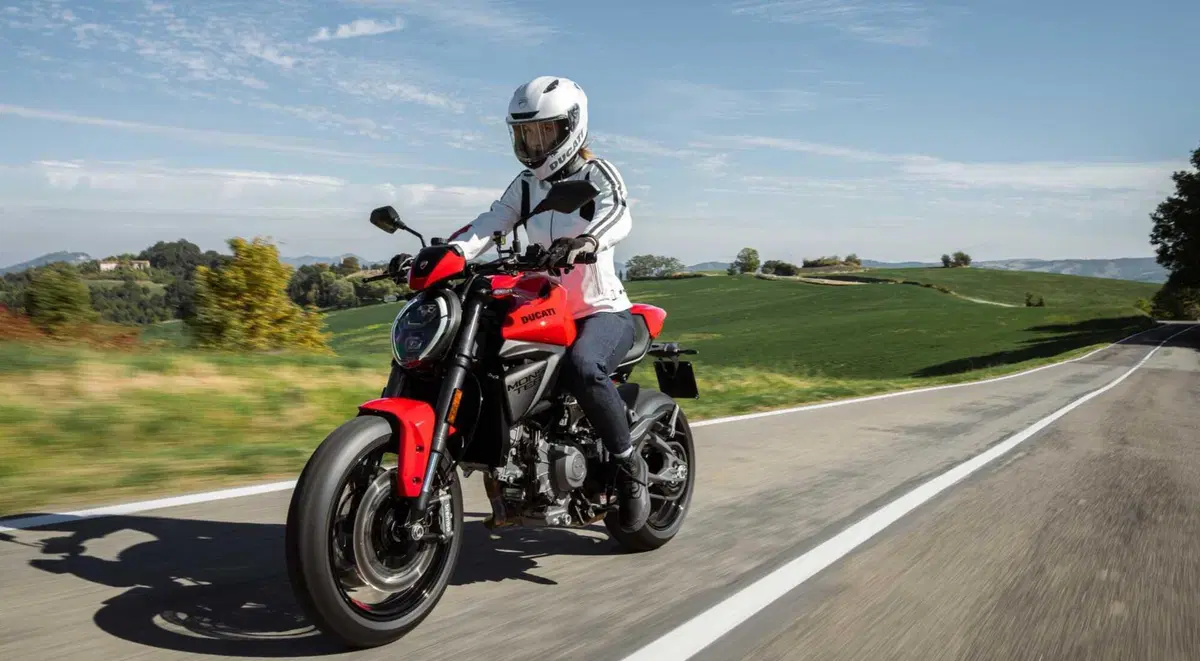 Ducati Monster 2026: rivoluzione per la naked di Borgo Panigale con motore V2. Ecco come cambia [GALLERY] (10)