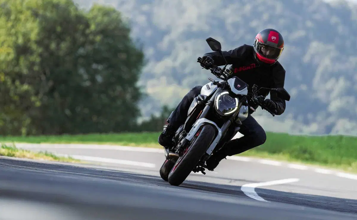 Ducati Monster 2026: rivoluzione per la naked di Borgo Panigale con motore V2. Ecco come cambia [GALLERY] (12)