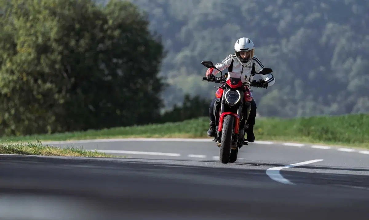 Ducati Monster 2026: rivoluzione per la naked di Borgo Panigale con motore V2. Ecco come cambia [GALLERY] (14)