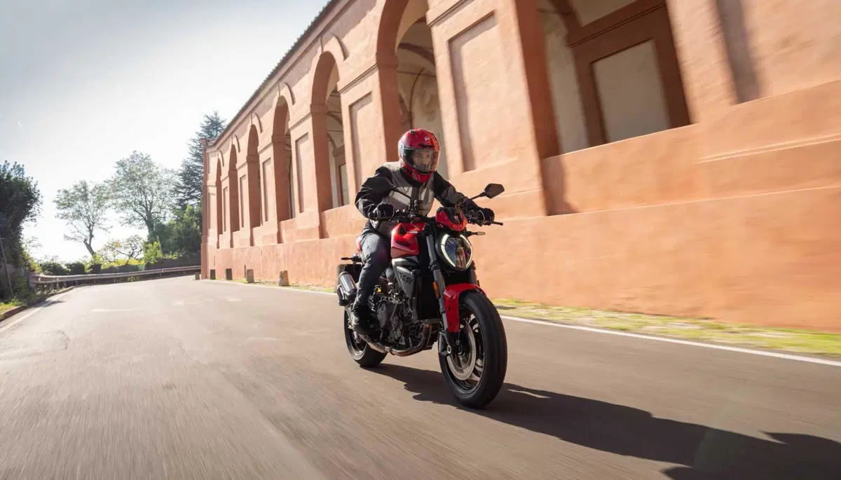 Ducati Monster 2026: rivoluzione per la naked di Borgo Panigale con motore V2. Ecco come cambia [GALLERY] (24)