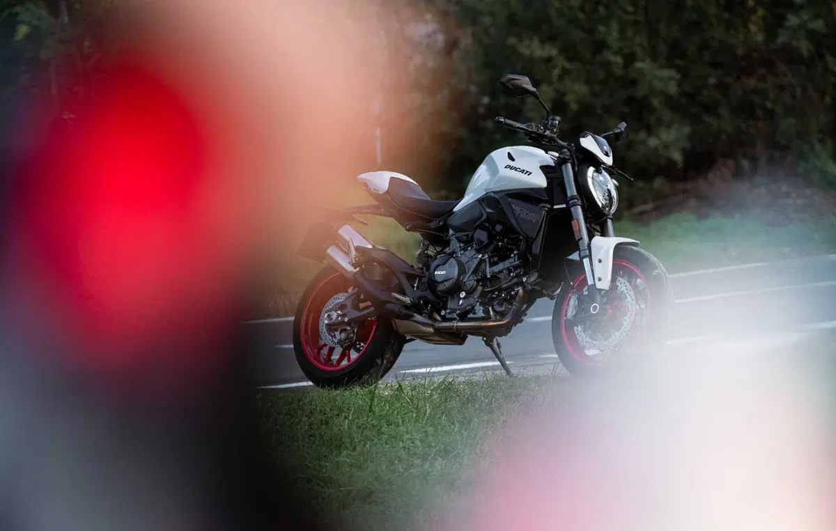 Ducati Monster 2026: rivoluzione per la naked di Borgo Panigale con motore V2. Ecco come cambia [GALLERY] (32)