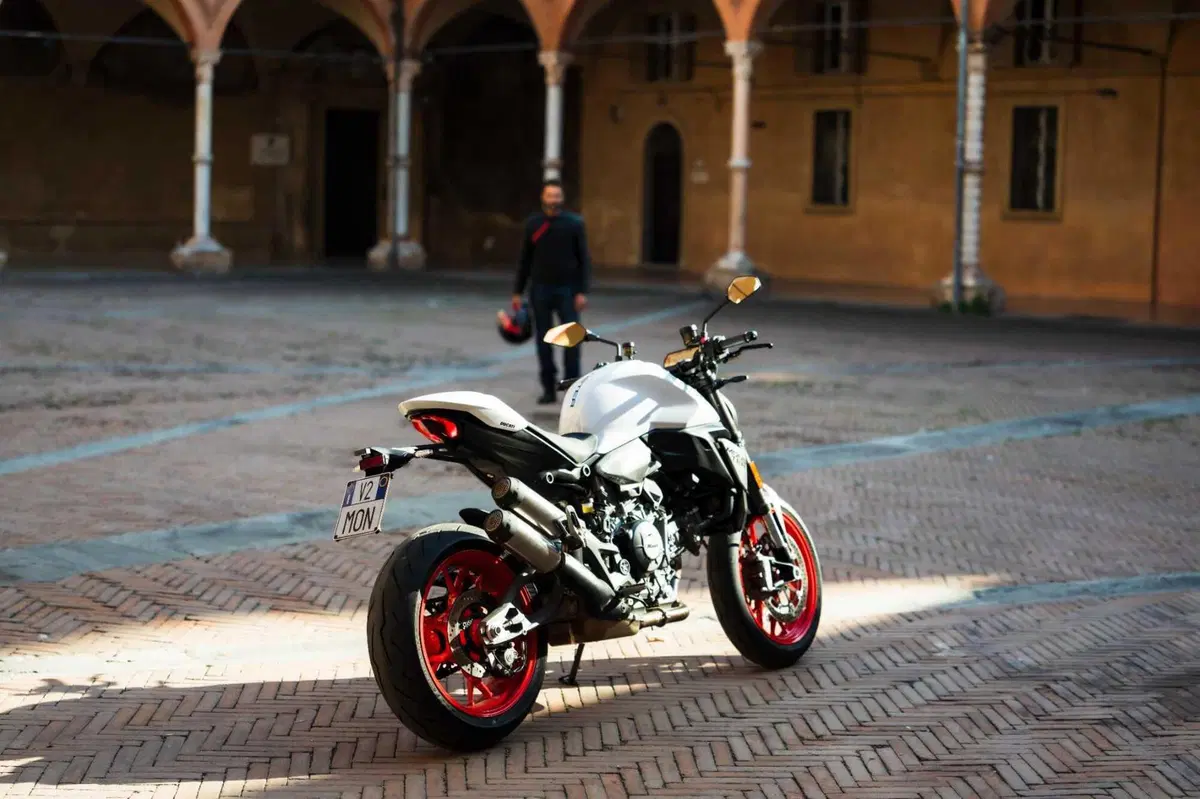 Ducati Monster 2026: rivoluzione per la naked di Borgo Panigale con motore V2. Ecco come cambia [GALLERY] (38)