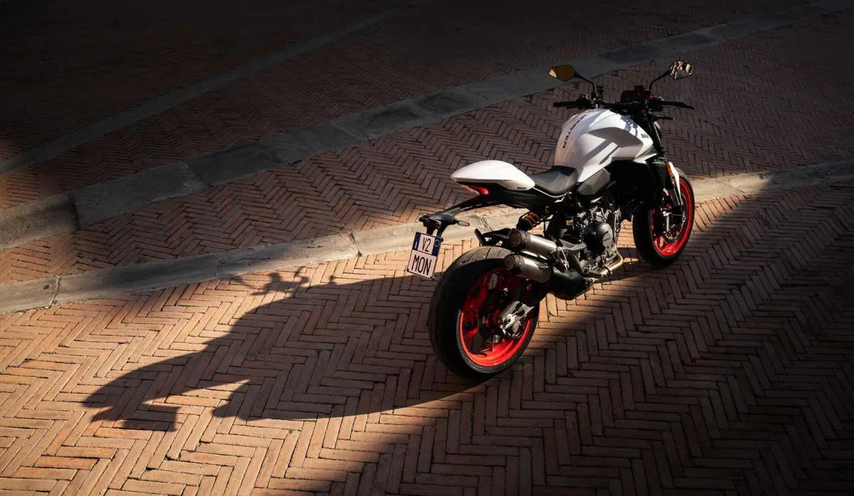 Ducati Monster 2026: rivoluzione per la naked di Borgo Panigale con motore V2. Ecco come cambia [GALLERY] (39)