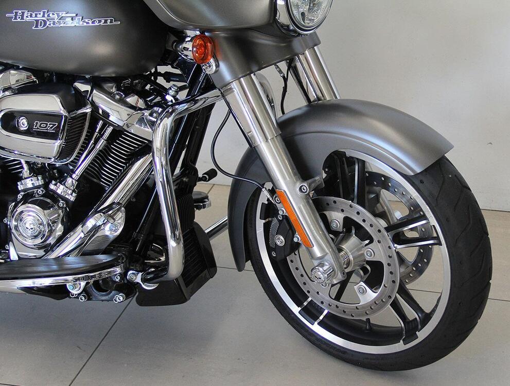 Harley-Davidson 107 Street Glide (2017 - 19) - FLHX (2)