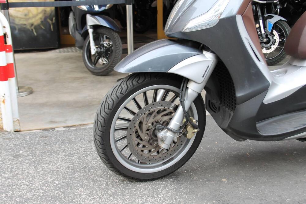 Piaggio Beverly 300 i.e. ABS-ASR (2016 - 20) (5)