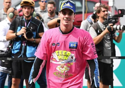 MotoGP 2025. GP della Malesia. Fermin Aldeguer, rookie dell'anno (con maglietta bellissima!): Sono troppo giovane per i Green Day!