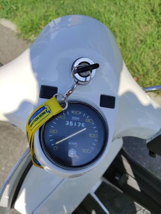 Piaggio Vespa P200E (5)
