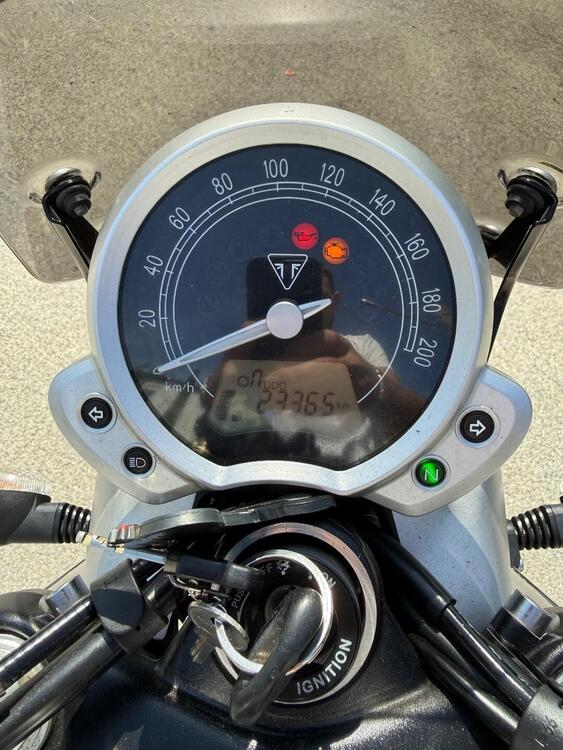 Triumph Street Twin 900 (2016) (2)