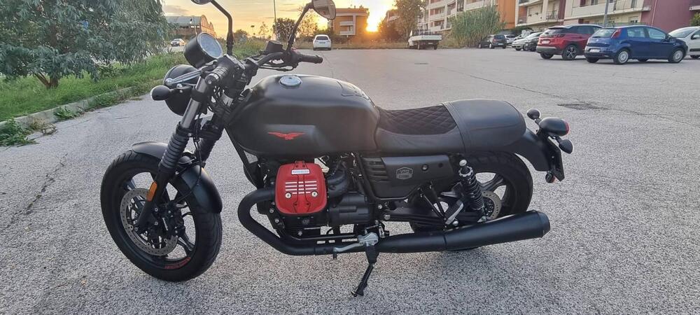 Moto Guzzi V7 III Stone (2017 - 20) (3)