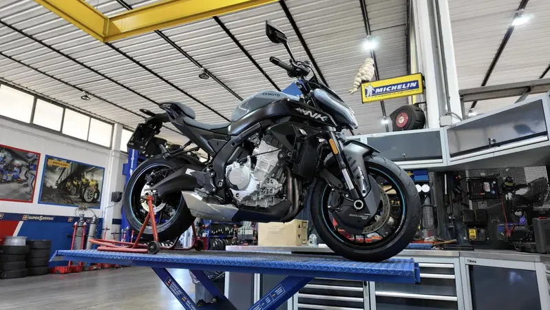 CFMOTO 675NK: ecco come abbiamo modificato la naked 3 cilindri cinese [VIDEO]