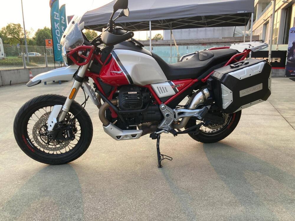 Moto Guzzi V85 TT Evocative Graphics (2021 - 23) (3)