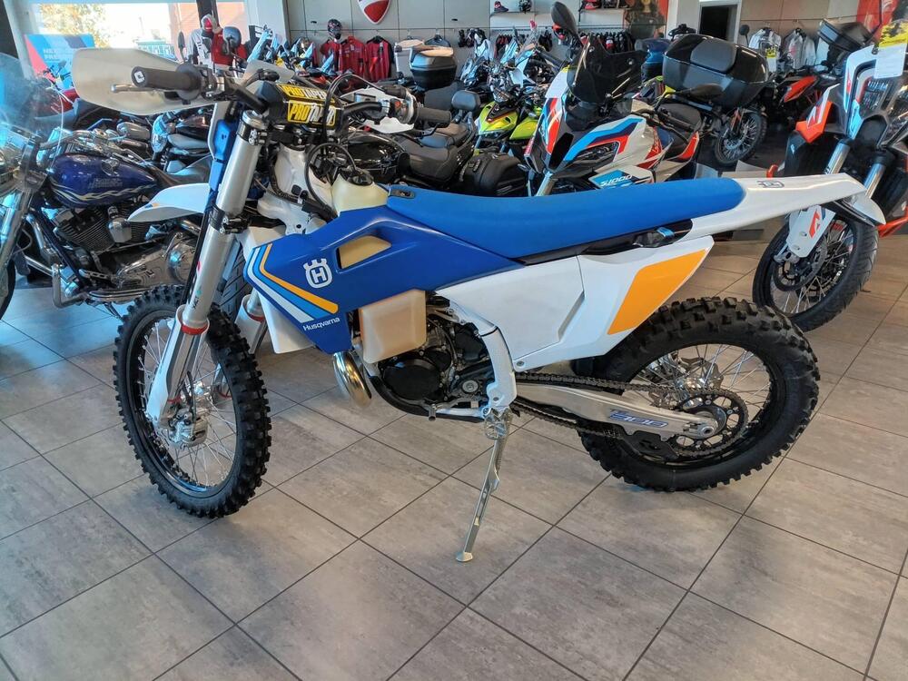 Husqvarna TE 300 Heritage (2025) (2)