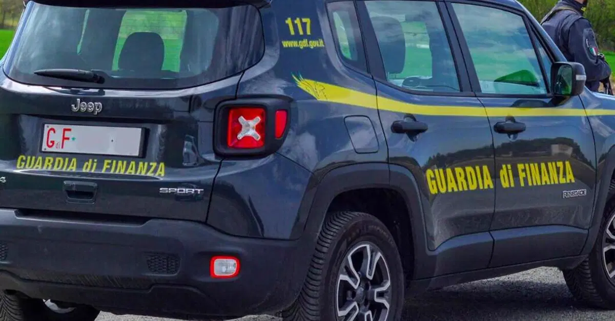 Maxi operazione della Finanza: sequestrati 15 mila caschi contraffatti (e non omologati!) prodotti in Cina e spacciati per Made in Italy