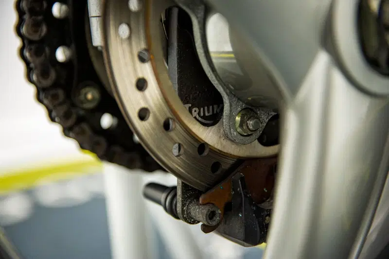 Triumph Speed Triple 955 (2002 - 04) (18)