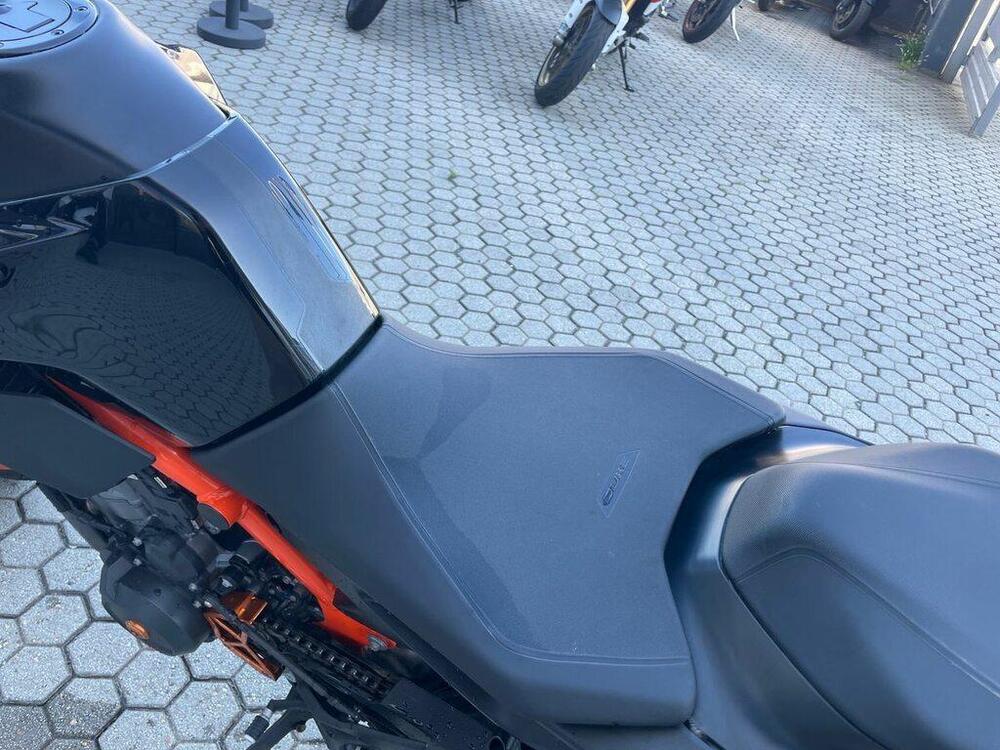 KTM 890 Duke R (2021) (4)