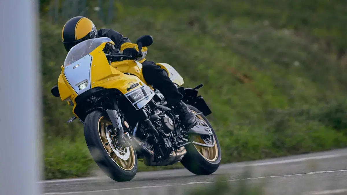 Yamaha XSR 900 GP 2026: arriva la livrea Legend Yellow, un tributo a Kenny Roberts [GALLERY] (2)