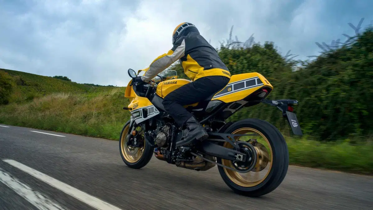 Yamaha XSR 900 GP 2026: arriva la livrea Legend Yellow, un tributo a Kenny Roberts [GALLERY] (4)