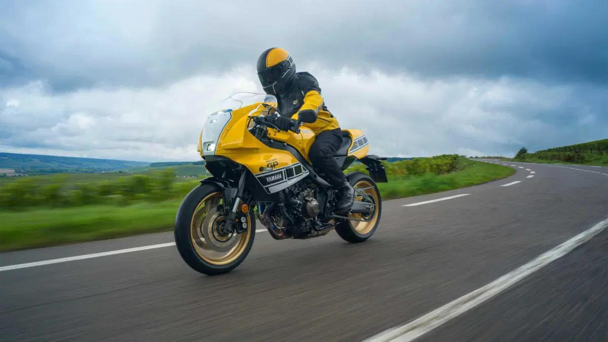 Yamaha XSR 900 GP 2026: arriva la livrea Legend Yellow, un tributo a Kenny Roberts [GALLERY] (5)