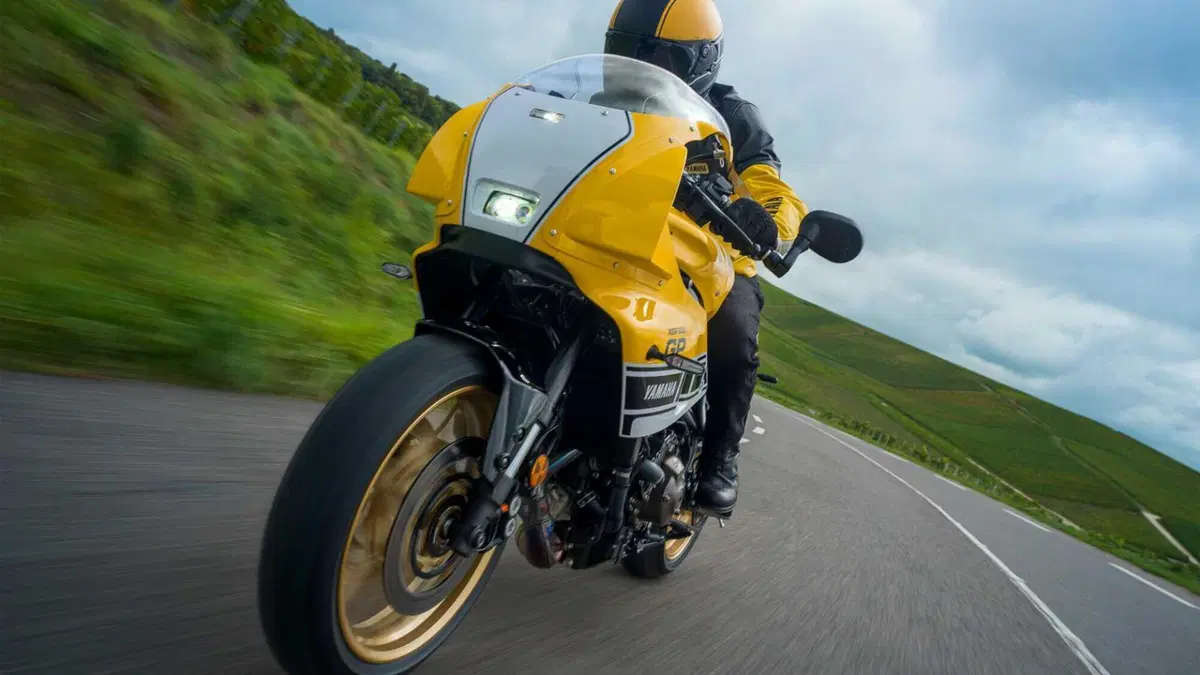 Yamaha XSR 900 GP 2026: arriva la livrea Legend Yellow, un tributo a Kenny Roberts [GALLERY] (6)