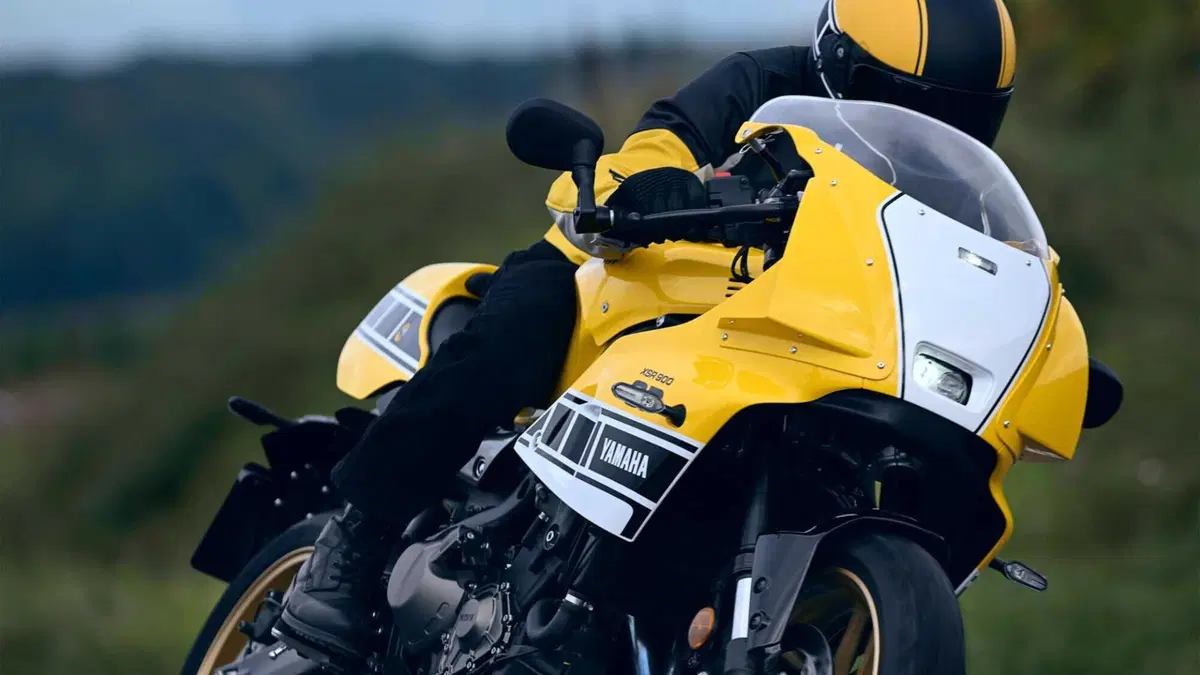 Yamaha XSR 900 GP 2026: arriva la livrea Legend Yellow, un tributo a Kenny Roberts [GALLERY] (9)