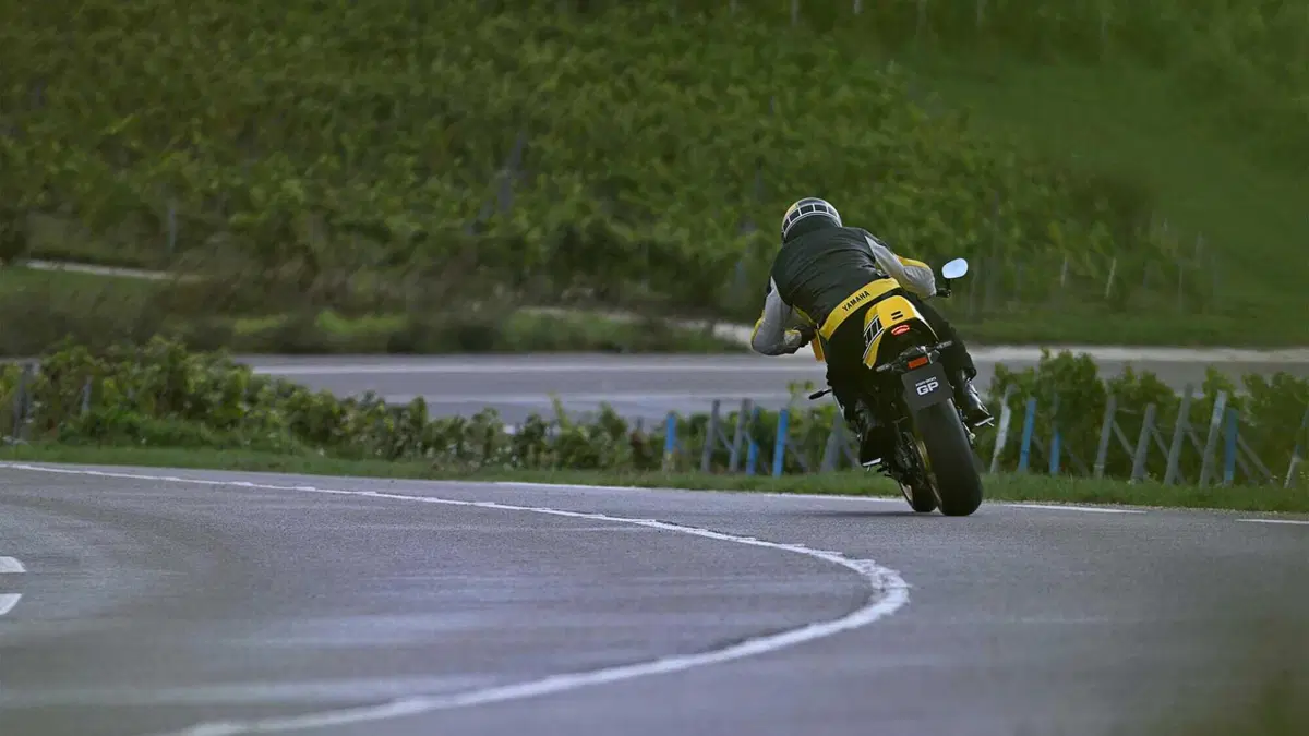 Yamaha XSR 900 GP 2026: arriva la livrea Legend Yellow, un tributo a Kenny Roberts [GALLERY] (10)