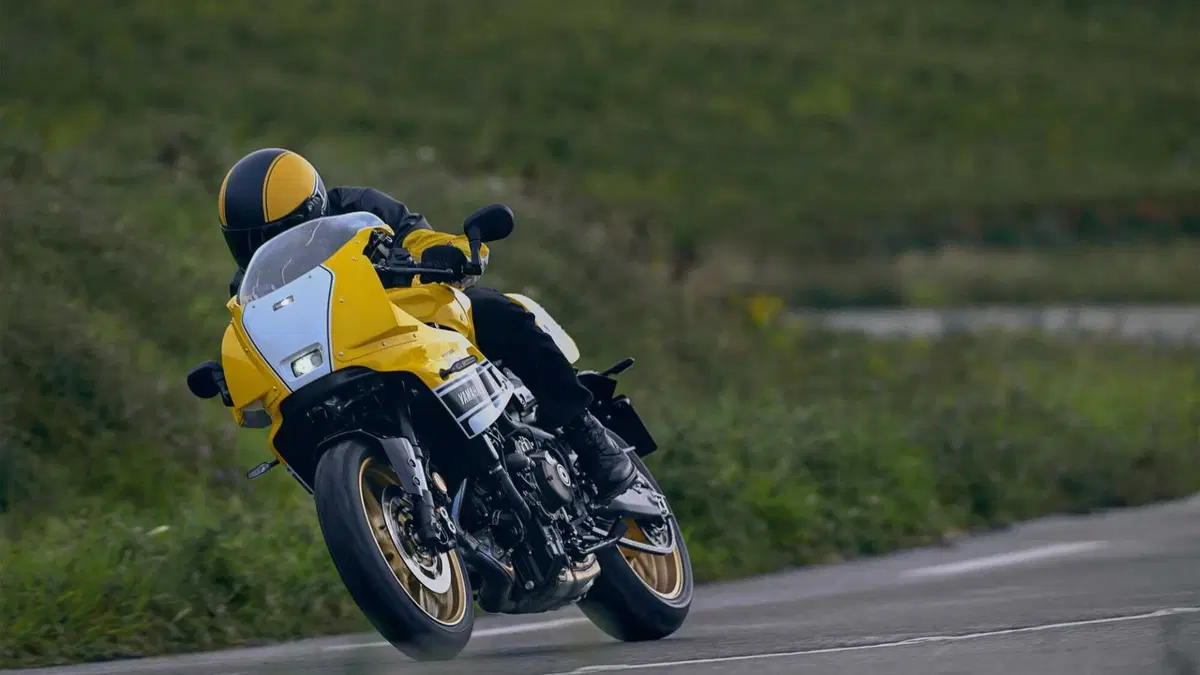 Yamaha XSR 900 GP 2026: arriva la livrea Legend Yellow, un tributo a Kenny Roberts [GALLERY] (11)