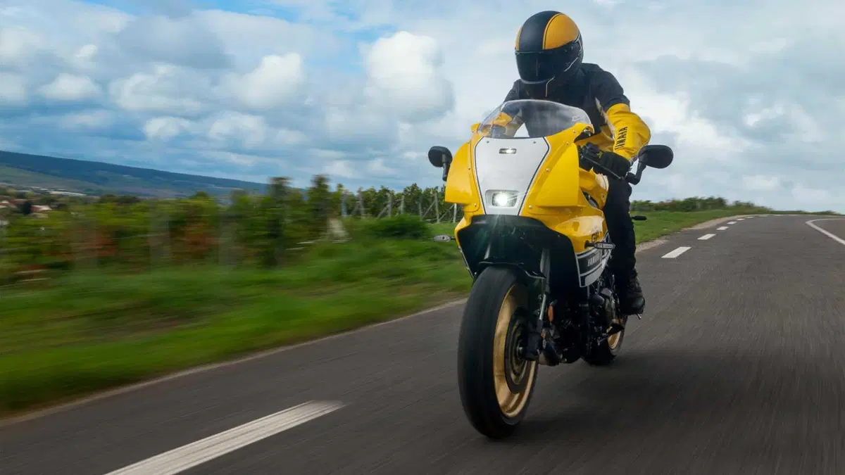 Yamaha XSR 900 GP 2026: arriva la livrea Legend Yellow, un tributo a Kenny Roberts [GALLERY] (12)