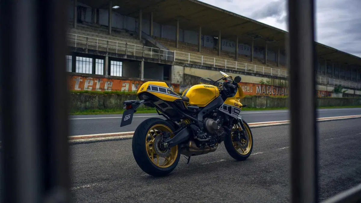 Yamaha XSR 900 GP 2026: arriva la livrea Legend Yellow, un tributo a Kenny Roberts [GALLERY] (15)