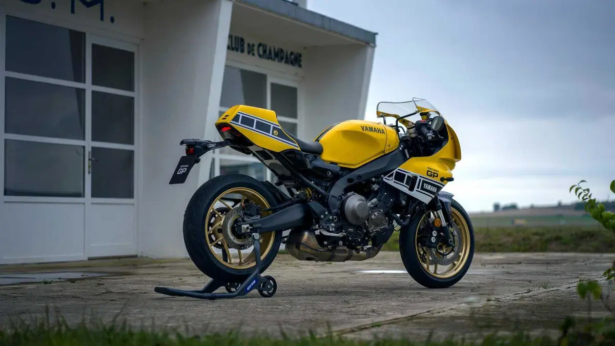 Yamaha XSR 900 GP 2026: arriva la livrea Legend Yellow, un tributo a Kenny Roberts [GALLERY] (16)