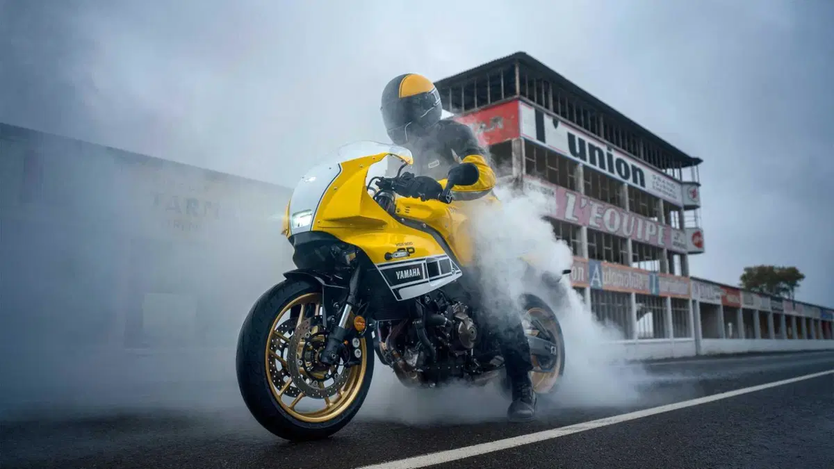 Yamaha XSR 900 GP 2026: arriva la livrea Legend Yellow, un tributo a Kenny Roberts [GALLERY] (17)